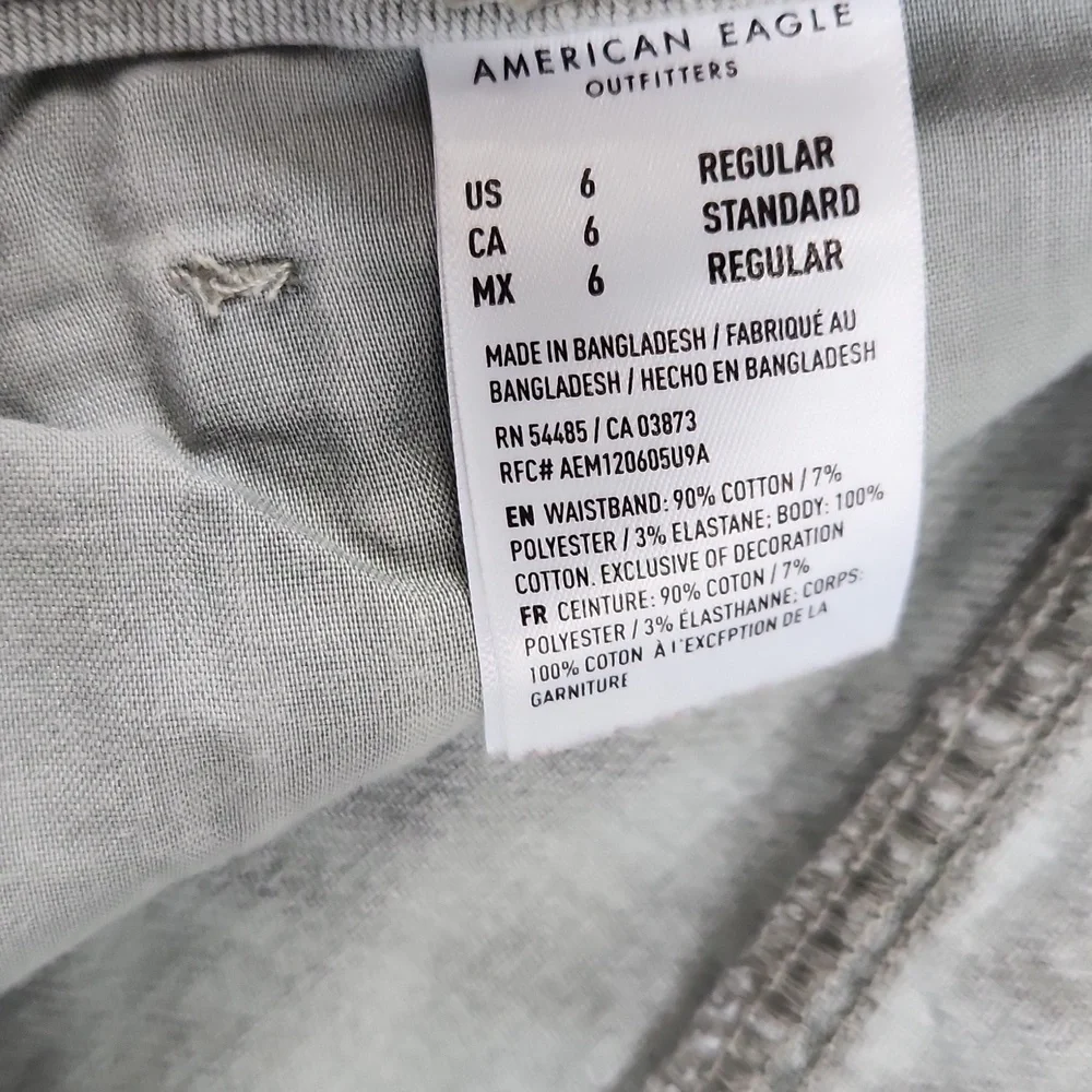 AEO Mom Straight Jeans, Size 6 Regular - Picture 3 of 8